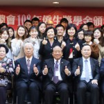 得獎同學與貴賓合影。